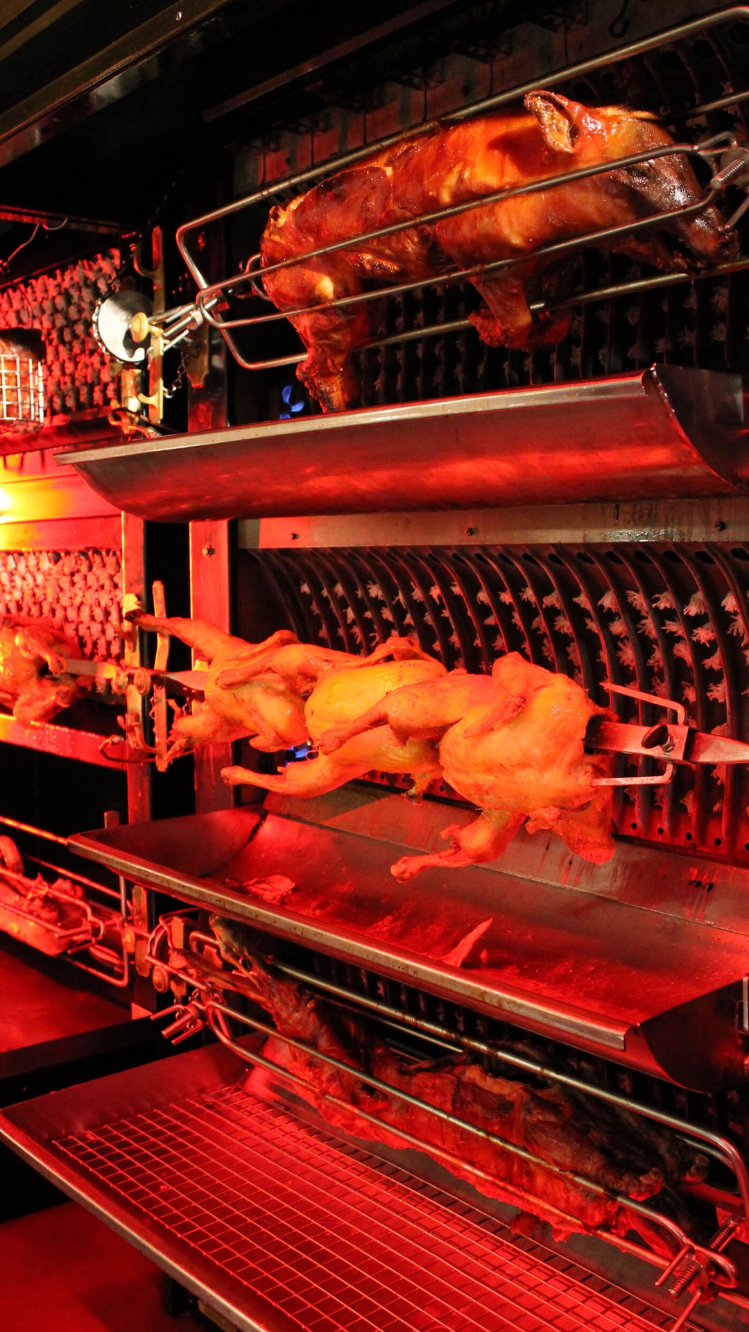 <p>Suckling pigs, legs of lamb, ducks… à la carte spit-roasted meats</p>
