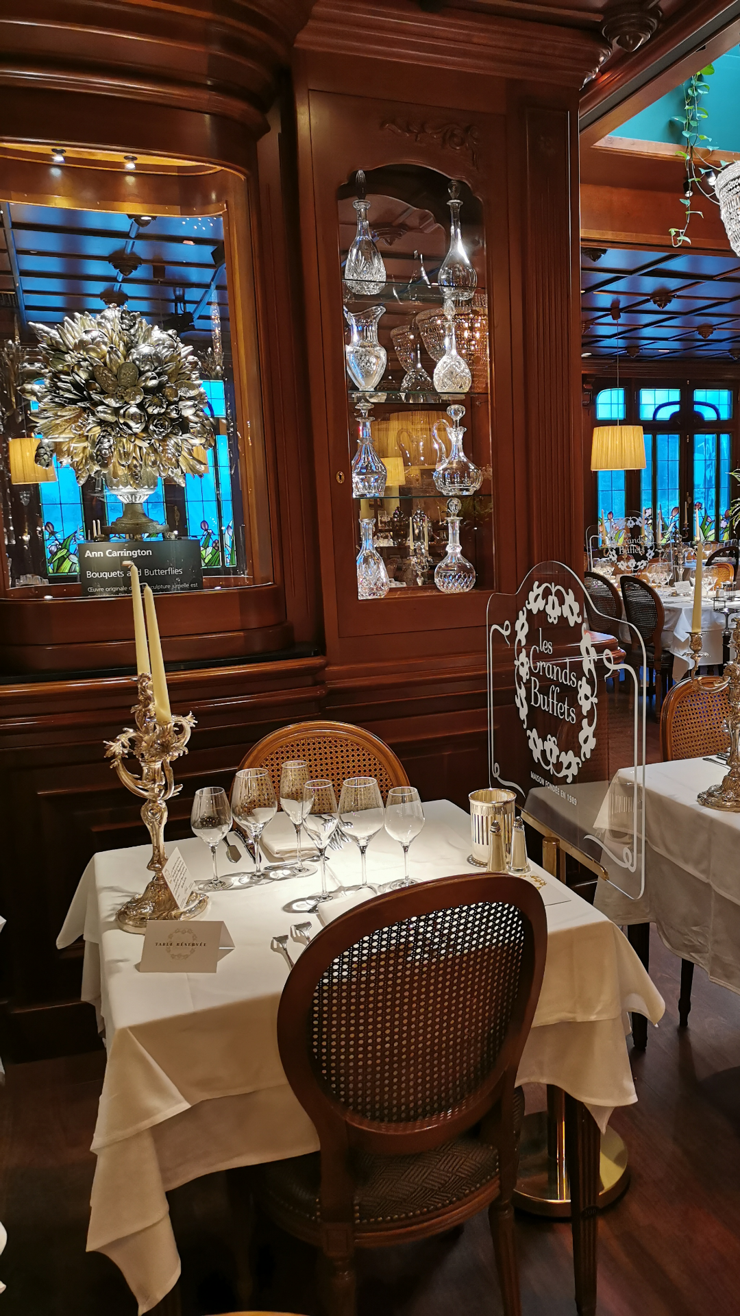 <p>An original work by Ann Carrington, the twin sister of that of the British Museum, takes centre stage in the middle of the dining room. The creations by this English artist are collected by Elton John and Yssey Miyake.</p>

