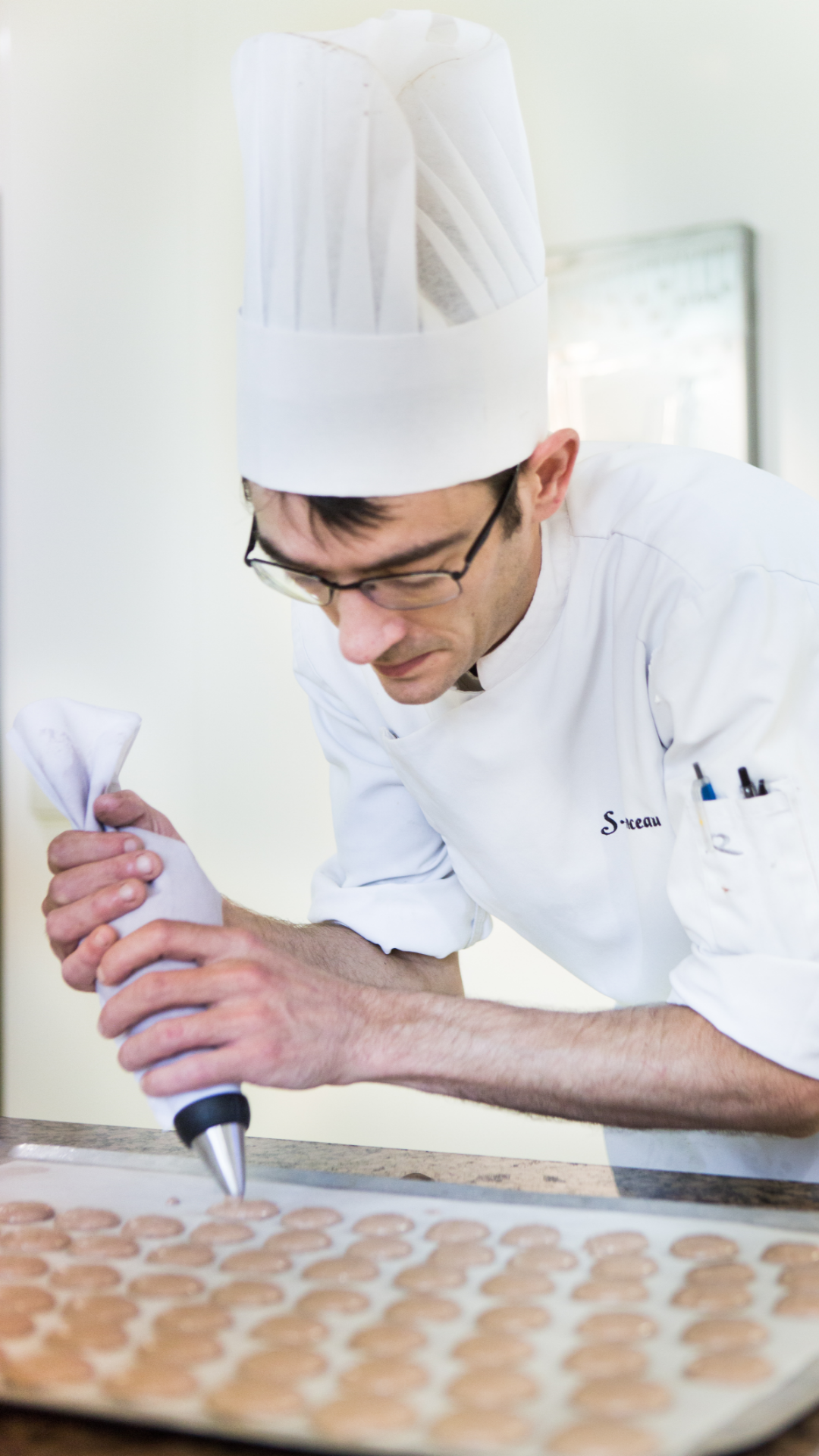 <p>Presentation of the macarons by the pastry chef</p>
